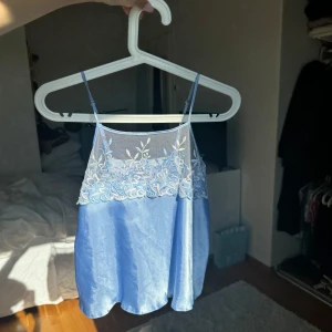 Blå vintage satintopp - 😍