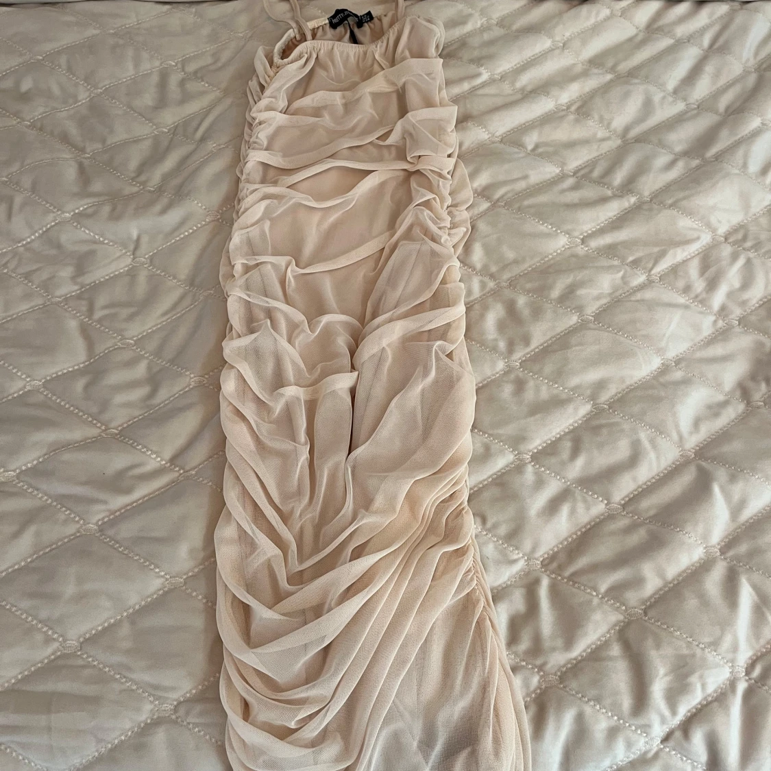 Ljusrosa/beige tklänning från PrettyLittleThing