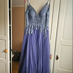 Balklänning - Lilly st:34 (xs/s) - Säljer en fantastisk långklänning i blått med v-ringning och tunna axelband. Överdelen är dekorerad med spets och små pärlor, Original pris - 3,500. storlek 34 så passar det som har s eller xs. Kan mötas upp i Stockholm 💕