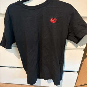 Cdg t-shirt - Storlek:M köpt på nk i Sthlm för 999kr bra skick. Skriv för fler bilder, pris kan diskuteras 