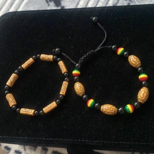Två armband med träpärlor och färgdetaljer - Storleken kan justeras. 