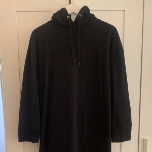 Svart hoodie klänning - MÖTS UPP I SÖDERMALM/STOCKHOLM!! FRAKTAR INTE  har fickor och går ner till anklarna på mig (är 160)