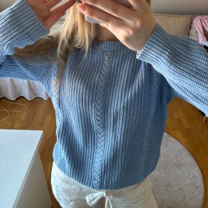 Söt ljusblå stickad tröja - Super söt ljusblå stickad tröja med unikt mönster💙 Storlek M men sitter absolut mer som en XS/S!