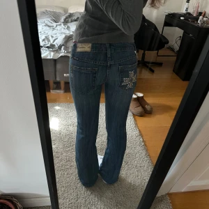 Blå jeansbyxor från Miss Me med detaljer - Säljer mina miss me jeans som inte kommer till användning längre💛