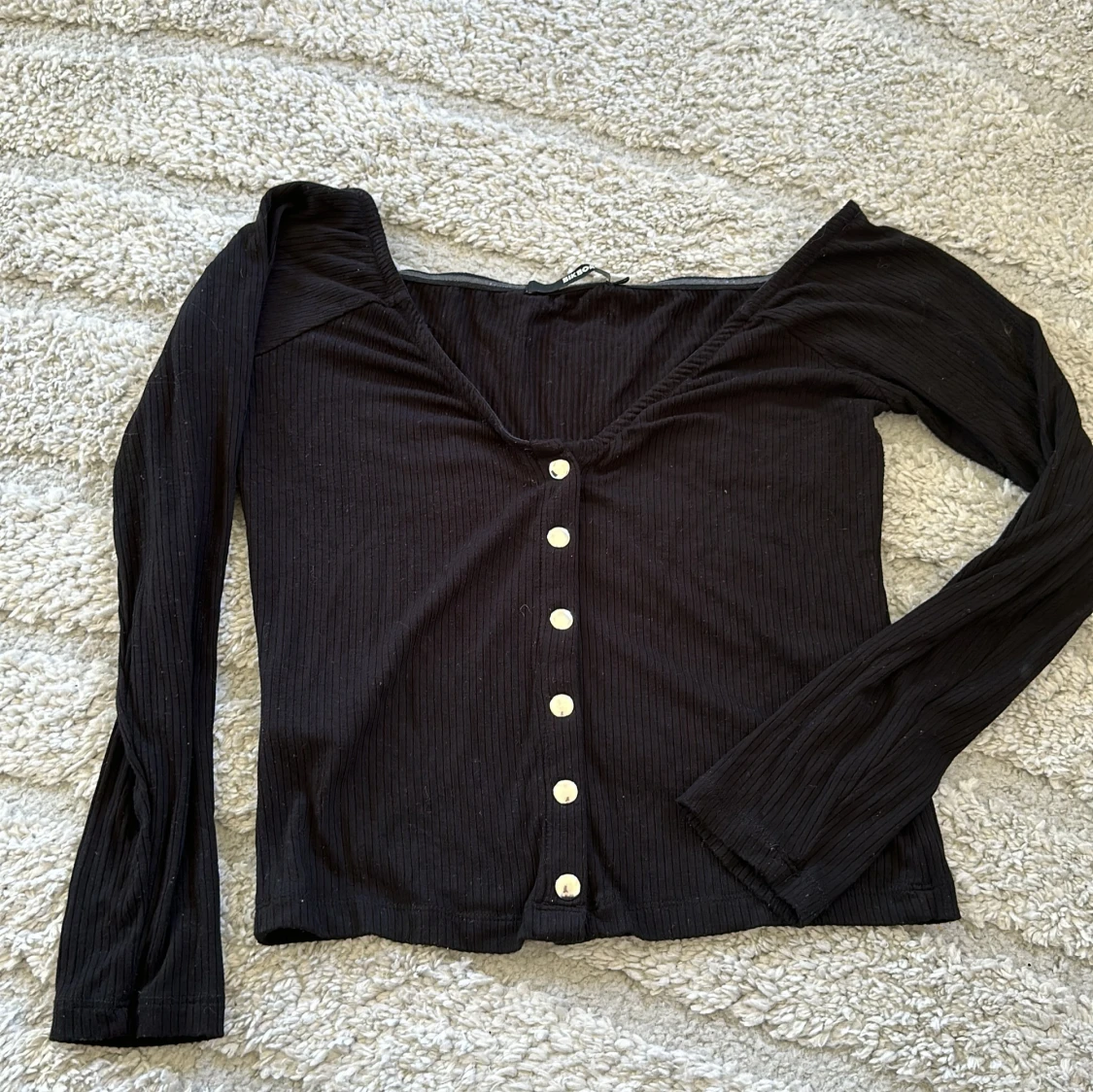 Svart ribbad topp med knappar