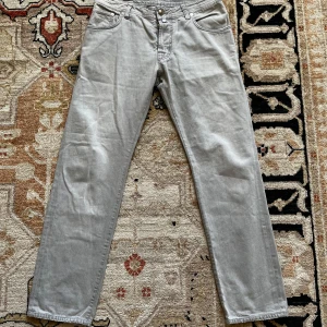 Ljusgrå Jacob cohen - Säljer ett par ljusgrå Jacob cohen jeans med raka ben och klassiska femficksdetaljer. Byxorna har silverfärgad knapp och diskreta sömmar på bakfickorna. Perfekta för en clean och stilren look. I väldigt bra skick 8/10. Pris 999. Bara att höra av dig vid minsta fundering!