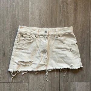 Vit jeans kjol - Lågmidjad vit jeanskjol💗💗