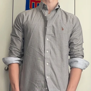 Ralph Lauren skjorta S - Väldigt läcker ralph lauren skjorta🙌🏼i mycket bra skick utan några defekter. Säljer denna för endast 399kr. Kom gärna med ett rimligt bud. Fler bilder kan fixas.