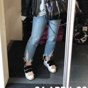 Blå boyfriend/raka jeans från Mango - Säljer ett par klassiska blå jeansbyxor från Mango med raka ben och knappar i gylfen. Byxorna har slitna detaljer vid knäna och fem fickor. Perfekta för en avslappnad stil. Säljer pga försmå för mig, storlek 34 från mango! (160 cm lång för referens)