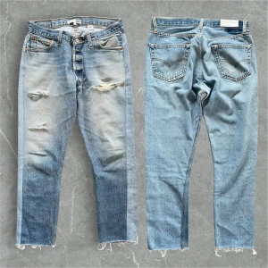 Levis re/done slitna ljusblå jeans - Snygga Levis re/done jeans. Midjemått tvärsöver: 40 cm, ytterbenslängd: 94 cm, fotvidd: 16 cm. 