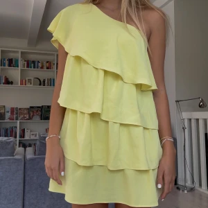 Gul zara klänning - Superfin gul klänning från zara perfekt till sommaren 💛