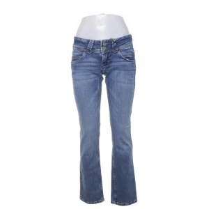 Snygga jeans - Så snygga jeans från pepe jeans. Ett hål längst ner på benet som man inte tänjer på när man har på sig de, annars bra kvalitet. Sitter som xs/s❣️
