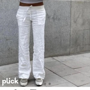 Vita linnebyxor från Alohha - Säljer dessa då jag inte passar i de längre! De är som nya då jag inte använt de så mycket! 💞💞