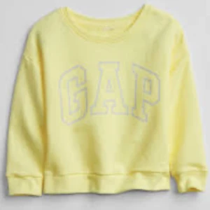 Gul sweatshirt från GAP - Säljer en super gullig ljusgul sweatshirt från GAP som är verkligen så somrig/ vårig 🥰🫶🏼🫶🏼💕Vet inte riktigt storleken då passade den mig när jag var ungefär 150 cm💘 