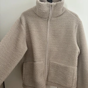 Beige teddyjacka  - Säljer denna mysiga beiga teddyjackan. Den är i helt nytt skick, aldrig använd, lappen sitte rkvar! Nypris 300. Hör av er om ni har frågor💞