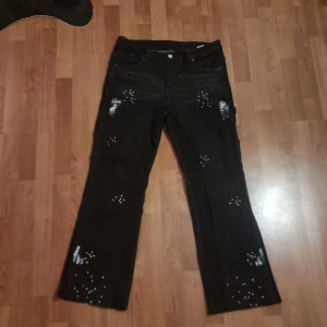 Svarta flared denim jeans - Säljer ett par svarta flared denim jeans i storlek m