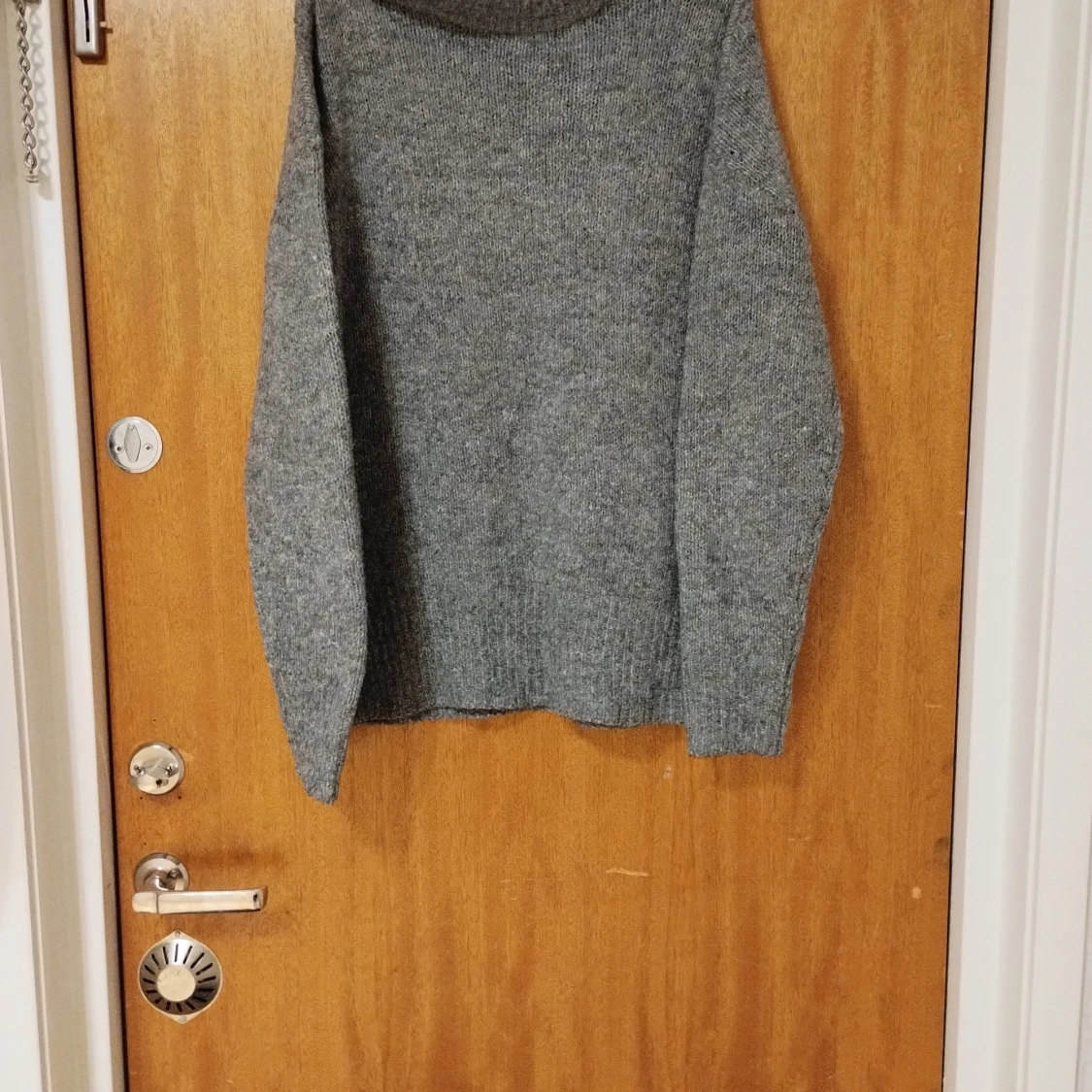 Grå stickad tröja