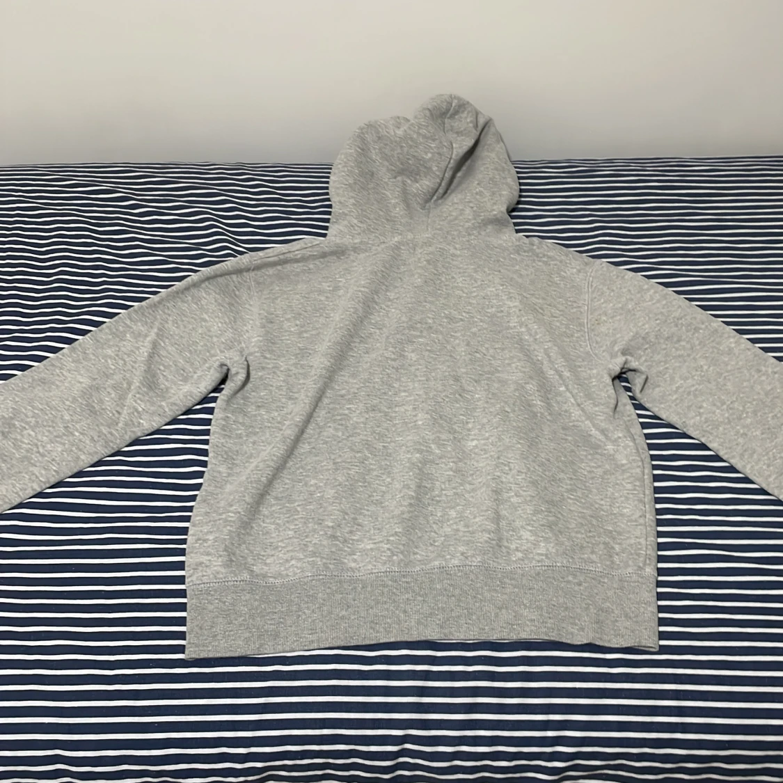 Grå hoodie med dragkedja från Sittia - 1