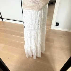 Vit långkjol med broderade detaljer - Säljer en vit långkjol, Kjolen har resår i midjan och är perfekt för vår och sommar, köptes i Spanien men aldrig använt 🩵🩵