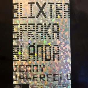 Blixtra, spraka, blända - En bok med holografiskt omslag och stora blockbokstäver. Författare är Jenny Jägerfeld. Boken handlar om att förlora och hitta sig själv, och är skriven på ett friskt och träffsäkert språk. 