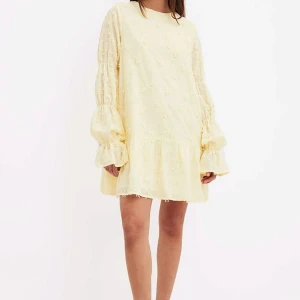 Blommig klänning gul nakd  - Jättebra skick, har knappt använt den! Strl 40💛💛