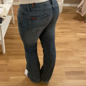 lågmidjade jeans - Säljer ett av mina favoritjeans från 7 for all mankind som tyvärr håller på att bli för små för mig. Midjemått: 41, och innerbenslängd: 78💕Står strl 27 men är som 36/38 ungefär. Är lite slitna längst ner på båda benen men inget för märkvärdigt, samt hål i ena innerfickan i framfickan. Priset kan diskuteras vid snabb affär. Hör av dig om du har några frågor!💕