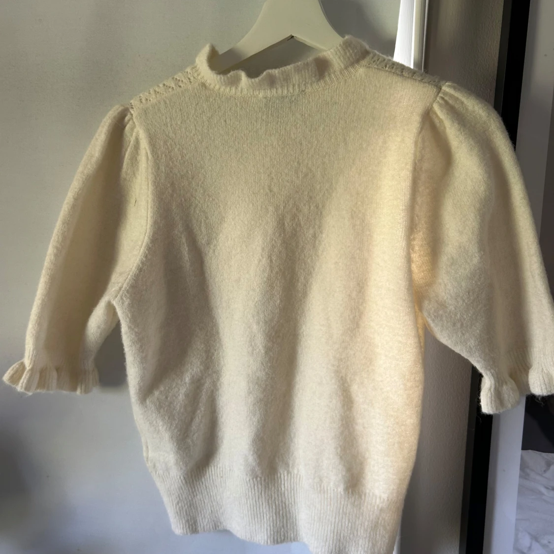 Vit stickad tröja med volang och pärlknappar - 1