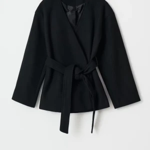 Svart jacka  - Säljer en svart skit snygg jacka i storlek m. Jag upplever att den är liten i storlek, är 164 och bär vanligtvis XS-S, den sitter som en smäck. Den är skit snygg, men det blev ett spontan köp som mest hamnat i garderoben. Köpt på Gina för 700kr.