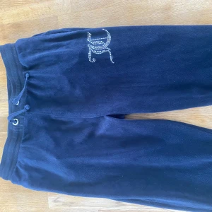 Mörkblåa mjukisbyxor med strassdetalj - Mörkblåa mjukisbyxor från juciy med två bakfickor. Perfekta för en avslappnad stil. Köparen står för frakt!