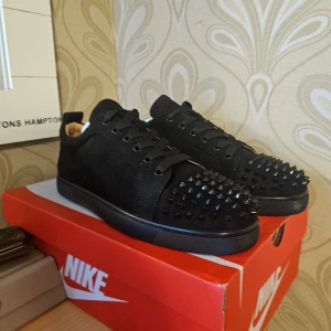 Christian louboutins - Säljer mina fina louboutins köparen står för frakten