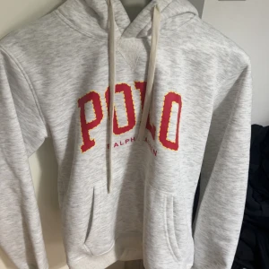 Polo Ralph Lauren Hoodie  - Säljer en ljusgrå hoodie från Polo Ralph Lauren. Storlek M men passar S också. Tröjan är i helt nyskick, aldrig tvättats då den har endast används 3-4 gånger. Tillverkad i 100% bomull. Säljs då jag inte gilla passformen! Vid mer frågor hör av er gärna, priset är inte hugget i sten ☺️