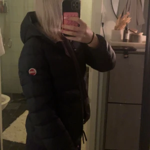 Mörk blå dunjacka från Colmar - Säljer min colmar jacka då jag köpt ny, den är i bra sick förutom att den gått sönder på armen som jag sytt(se på bild 4)