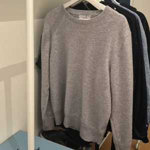 100% Cashmere tröja  - Säljer denna feta 100% cashmere tröjan ifrån carmes. Jätte fint skick och använt endast ett fåtal gånger. Nypris 1299 mitt pris endast 849. Hör av dig vid minsta lill fundering!