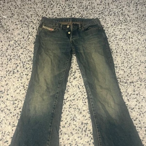 Low waist flare jeans  - Jätte fina vintage jeans från diesel. Användt bara 2 gånger. Storlek 28. Sista bilden är exakt samma jeans och model bara en annan färg så ni kan se hur dom sitter❤️ skriv för frågor/ bilder