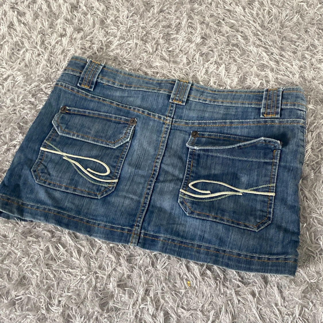 Jeanskjol med broderade bakfickor