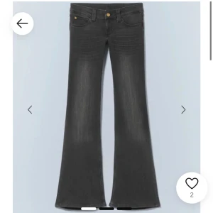 Svarta bootcut jeans - Säljer dessa jeans igen från weekday! Endast testade