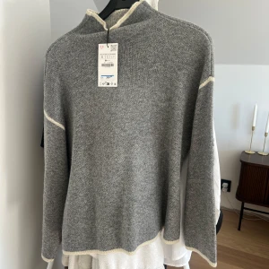 Stickad tröja  - Säljer denna tröjan från zara som alldirg har blivigt använd. Prislappen är kvar