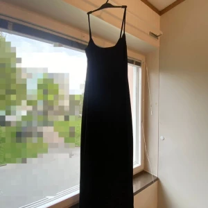 Svart långklänning med smala axel band från shein - Klänningen e från shein och passar tajt, endast använd en gång. Nypris 200kr