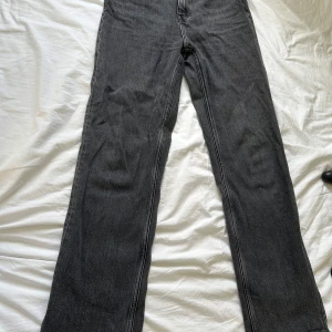 Svarta raka jeans från Weekday Rowe - Säljer ett par gråsvarta jeans från Weekday, modell Rowe. Jeansen har raka ben och klassisk femficksdesign. 
