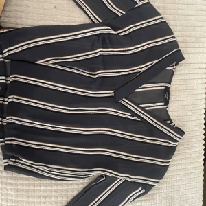 Blus från SisterS  - En superfin blus med ränder. Tunnt och luffigt material samt sparsamt använt. Storlek XS men passar som en S/M.Pris kan diskuteras och köparen står för frakten💕