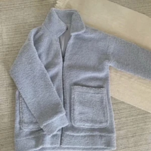 Teddy jacka - Teddy jacka från wednesdays girl köpte på vinted men används inte, har en lite fläck man ser på sista bilden