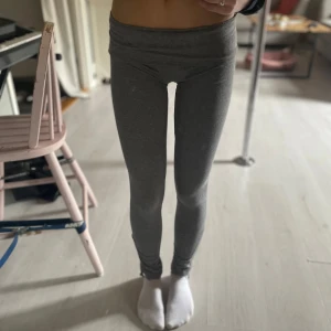 Gråa träningstights - Säljer ett par gråa träningstights från SOC som går att vika ner och har tight passform. Det är ett mjukt stretchigt material med diskret rynkdetalj längst ner på benen 😚