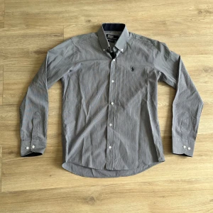 POLO RALPH LAUREN SKJORTA NYSKICK - Säljer en Ralph lauren skjorta i storlek M som är 10/10 skick, rekommenderar denna starkt då jag själv har en och är en väldigt stilig skjorta💸! Hör av dig vid minsta fundering!🔥fråga även om ni vill se fler bilder 