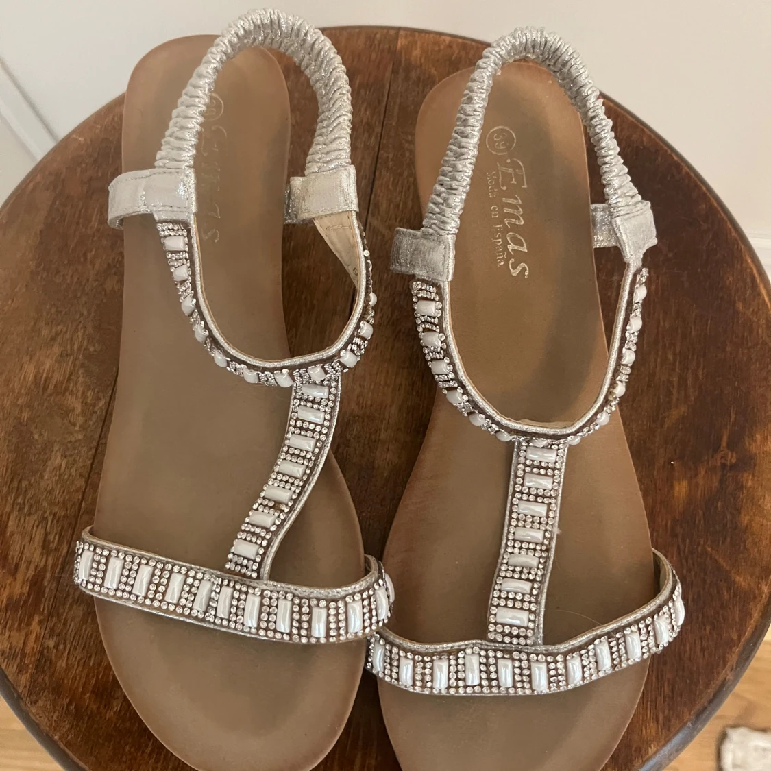 Silvriga sandaler med pärldetaljer storlek 39 - 1