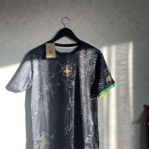 Neymar GOAT tröja. - Neymar GOAT tröja. Helt ny med prislapp kvar. Storlek M