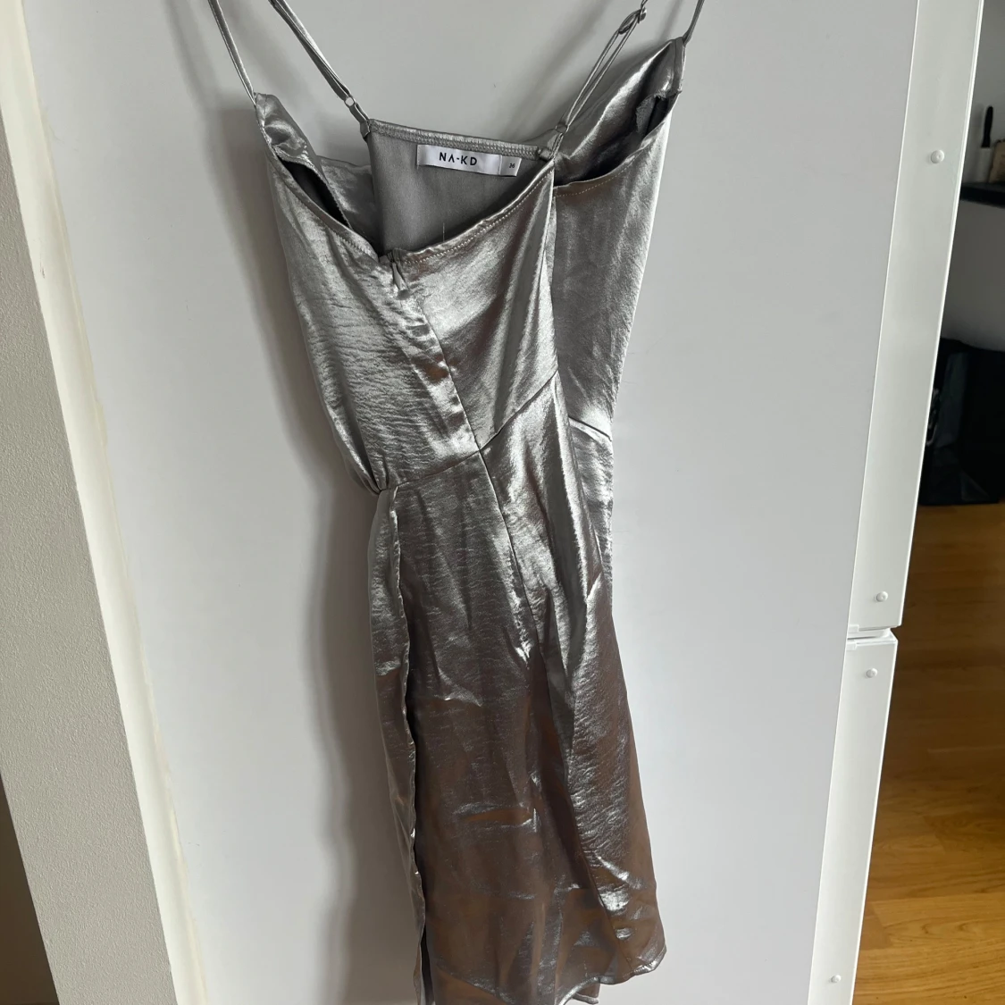 Silverfärgad klänning från NA-KD - 1