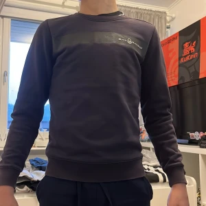 Mörkblå tröja Sail Racing - Säljer en stilren mörkblå tröja från Sail Racing. Tröjan har långa ärmar och en diskret logga på bröstet. Perfekt för en avslappnad stil. Passar bra till både jeans och träningsbyxor. Passar barn från 10-12, perfekt till sommaren🤩