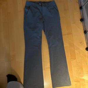 Grå kostymbyxor - Oanvända Snygga grå flared / bootcut kostymbyxor från Lindex. Jag har aldrig använd byxorna och de är nya. Jag säljer dessa då jag använder mina andra kostymbyxor mer. Byxorna är i storlek 164, men skulle säga att de passar som XXS / XS. Nypris är 349kr