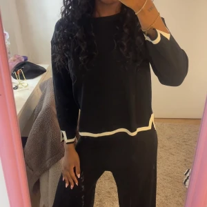 Tvådelat set - Svart set med vita detaljer i nytt skick.  #TvådelatSet #VittSet #SvartaDetaljer #TrendigOutfit #ChicStyle #ElegantLook #FashionSet #Stilrent