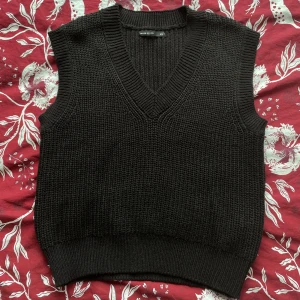 Svart stickad väst - Snygg svart stickad väst från House Brand med v-ringning. Perfekt för lager-på-lager-stil och passar till många olika outfits. Mörkare i verkligheten. Använd några få gånger.